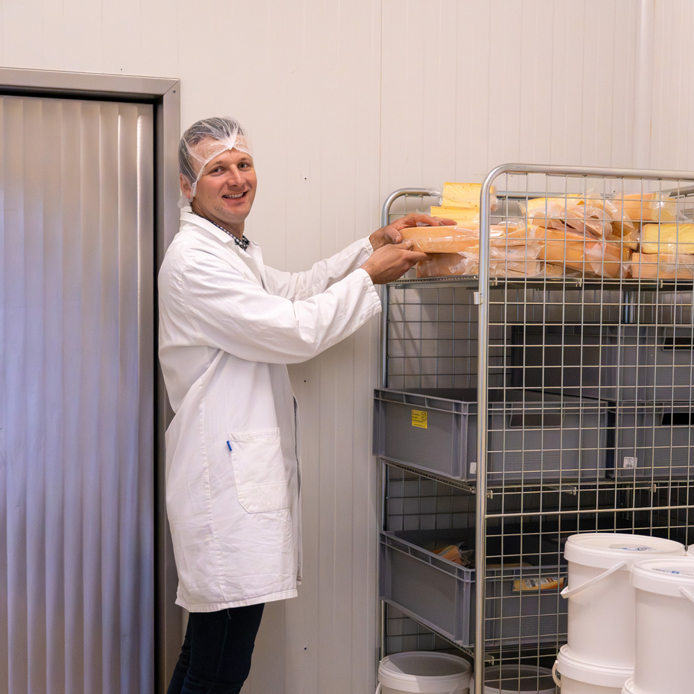 Käse Herstellung Lagerung und Reifung vom Käse ab Hof am Bauernhof Grabmayr im Bezirk Eferding