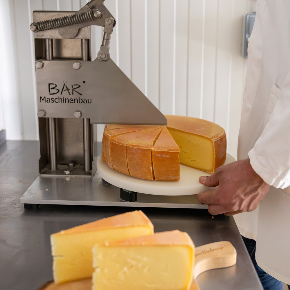 Käse Herstellung Erzeugung und Verarbeitung vom Käse ab Hof am Bauernhof Grabmayr im Bezirk Eferding