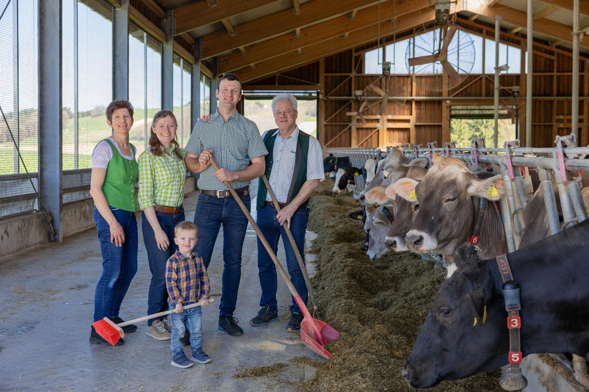 Unsere Milch - Familie Grabmayr am Bauernhof im Stall mit Kühen für beste Milch