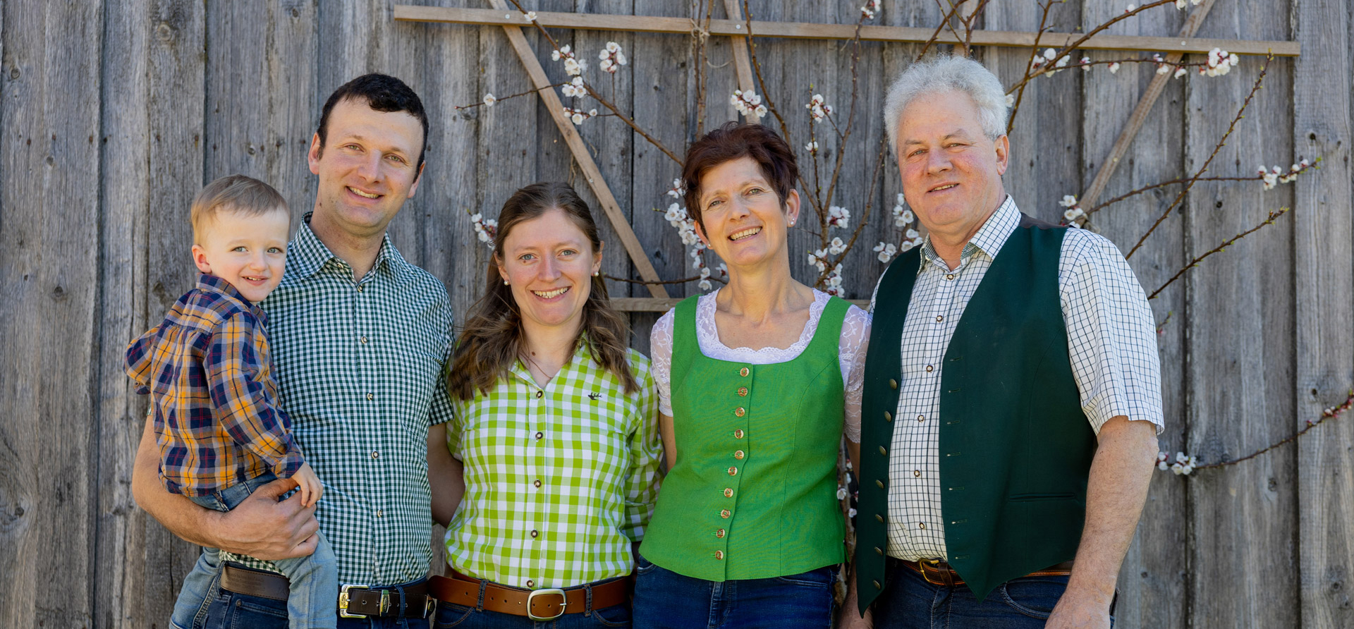 Familie Grabmayr Unsere Milch vor ihrem Bauernhof mit Stefan Grabmayr