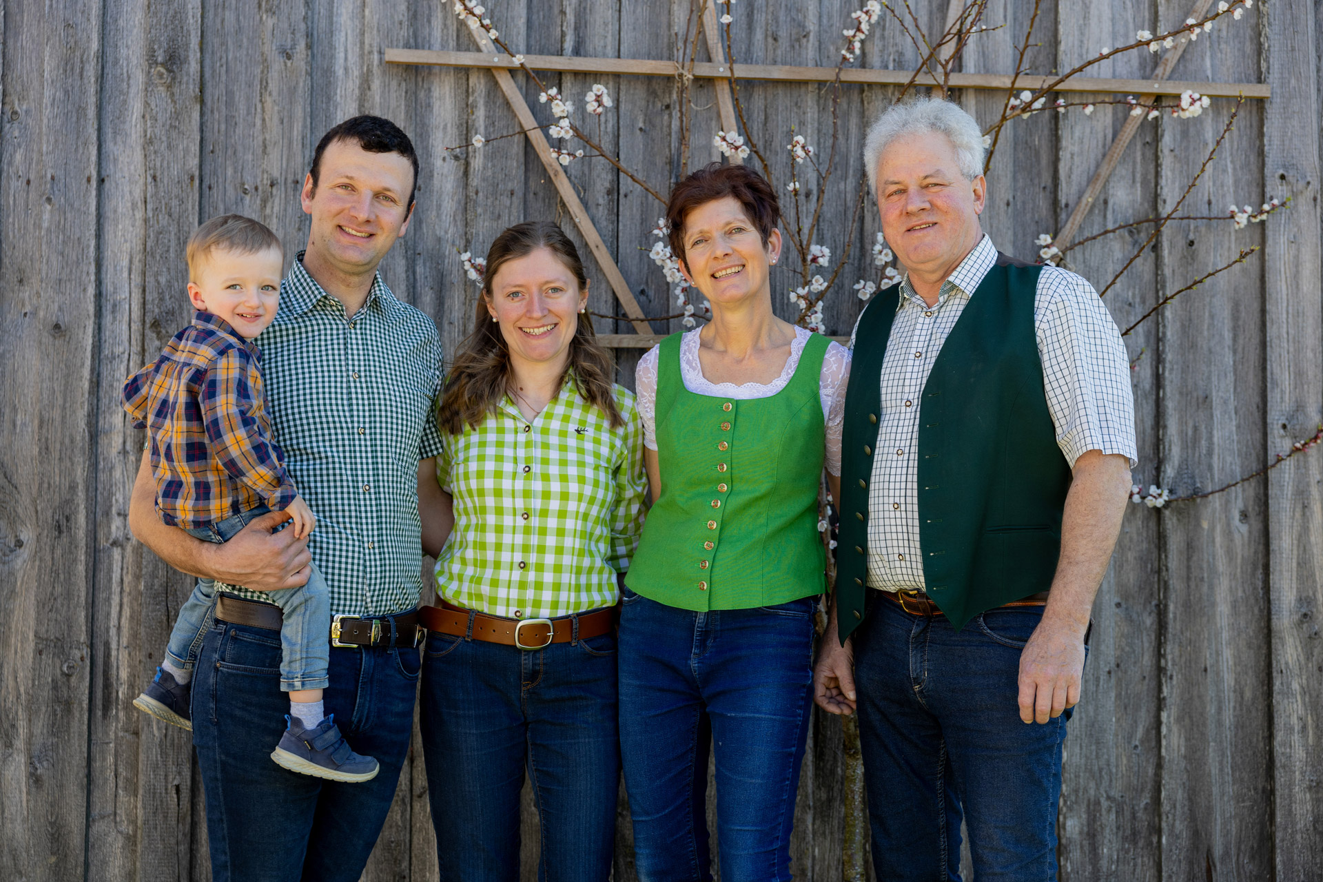 Familie Grabmayr Unsere Milch vor ihrem Bauernhof mit Stefan Grabmayr